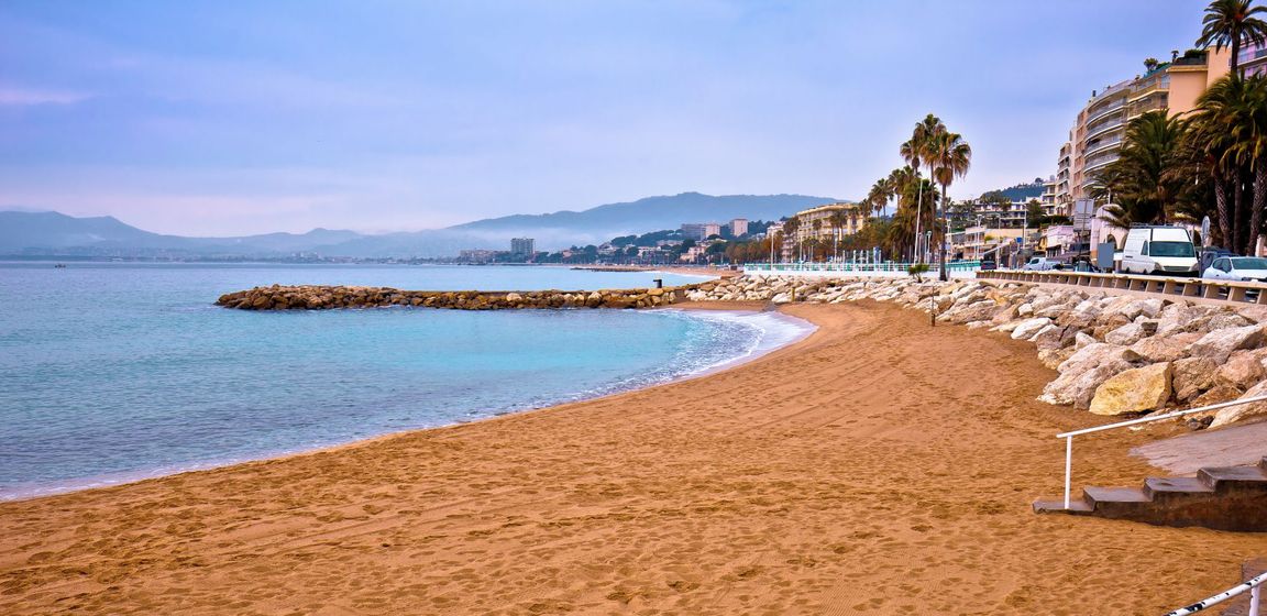 La plage de Cannes, pour une demande en mariage sur le tapis rouge