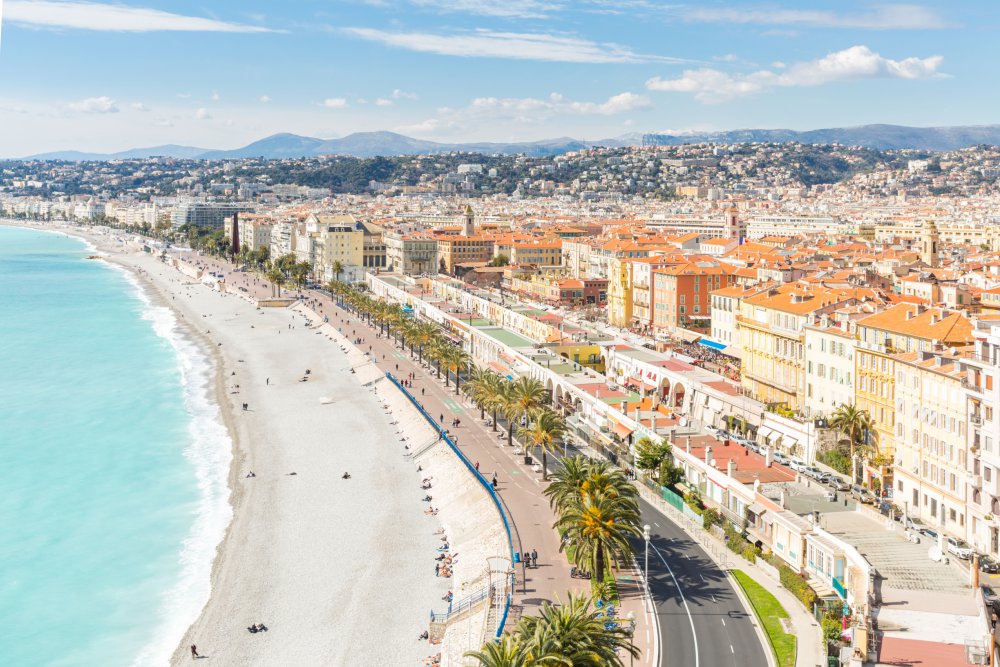 La Promenade des Anglais à Nice, pour une demande en mariage sur la plage au coucher du soleil